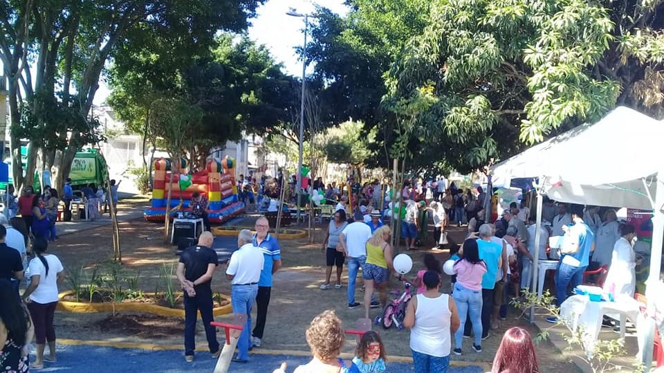 Foto mostra diversas pessoas durante Mutirão Cuidar do seu bairro, realizado pela Subprefeitura Aricanduva na Praça O Bom Samaritano